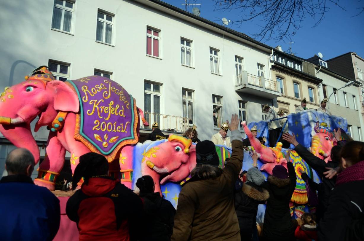 160.000 sehen Rosenmontagszug in Krefeld / Mehrere Schlägereien: Kaiser Wilhelm bittet um Museums-Spende