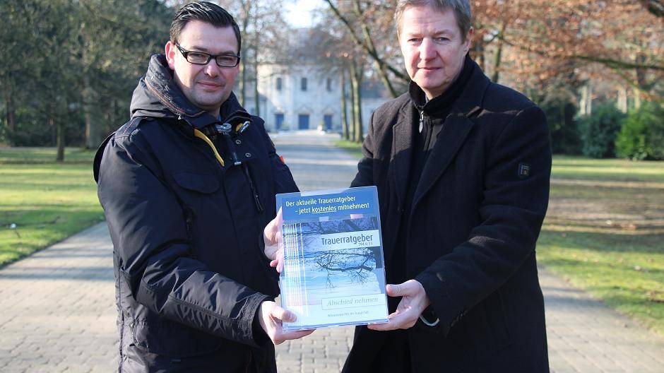  Auf dem Krefelder Hauptfriedhof: Der „Trauerratgeber“ von StadtSpiegel und Extra-Tipp informiert umfassend über Fragen von Bestattung und Trauerbewältigung. Veith Winkels (l.), Geschäftsführer der City Anzeigenblatt Krefeld GmbH, empfiehlt das kostenlose Magazin zur Aufbewahrung. Thomas Visser (r.), Beigeordneter der Stadt Krefeld, hat es ermöglicht, dass der Ratgeber auch in den Verwaltungs- und Bezirksstellen Krefelds zum Mitnehmen ausliegt. 