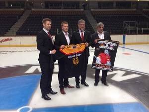 Pinguine-Trio trägt Adler auf der Brust