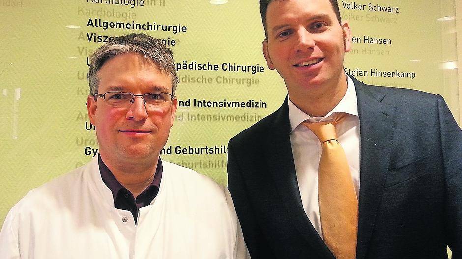  Dr. Allen Blunk (l.), hier mit dem Klinikleiter Thomas Paßers, ist Spezialist für die Behandlung von chronischen Schmerzen. 