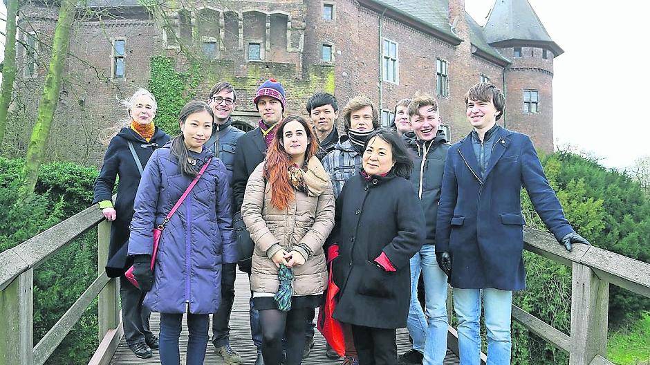 Besichtigung: Professor Akiko Ebi (2.v.r.) und ihre jungen Schützlinge ließen sich unter fachkundiger Führung die Geschichte der Burg Linn erläutern.