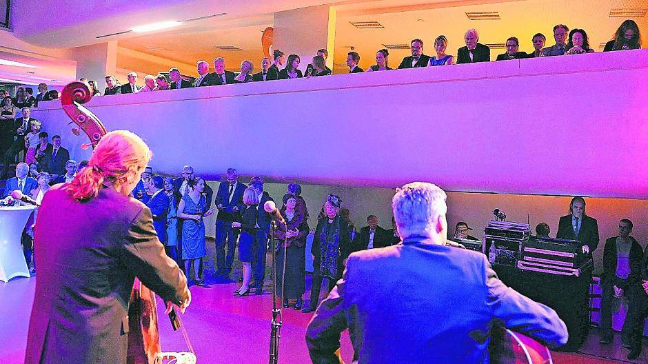  Platz zum Flanieren: Den Theaterball 2015 richten Stadttheater und benachbarte Mediothek wieder gemeinsam aus. Das Programm ist vielfältig. Karten sind ab sofort erhältlich. 