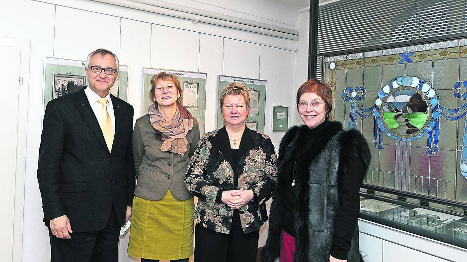  Der Beigeordnete Gregor Micus, die Vorsitzende des Vereins Villa Merländer, Barbara Behr, NRW-Schulministerin Sylvia Löhrmann und die Leiterin der NS-Dokumentationsstelle der Stadt Krefeld, Dr. Ingrid Schupetta (v.l.nr.). 