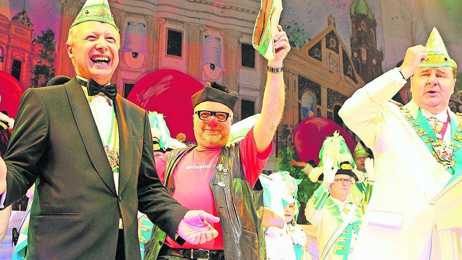  Willibert Pauels, besser bekannt als „Ne bergische Jung“ (Bildmitte), wurde am Samstag zum 26. Steckenpferd-Ritter ernannt. Mit ihm freuten sich WDR-Intendant Tom Buhrow (links) und Prinzengarde-Präsident Rainer Küsters (rechts). 