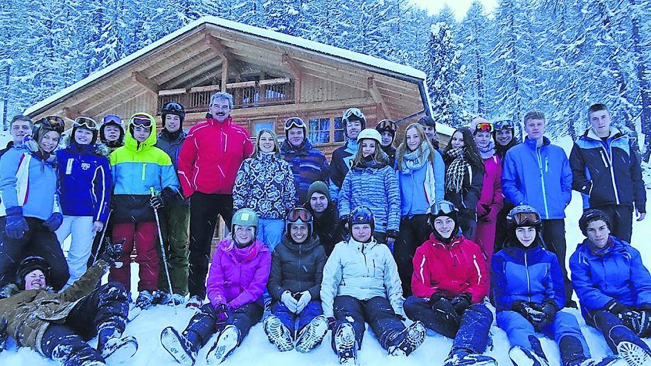 Einen herzlichen Gruß an die Heimat schicken die Oberstufenschüler aus dem verschneiten Südtirol.