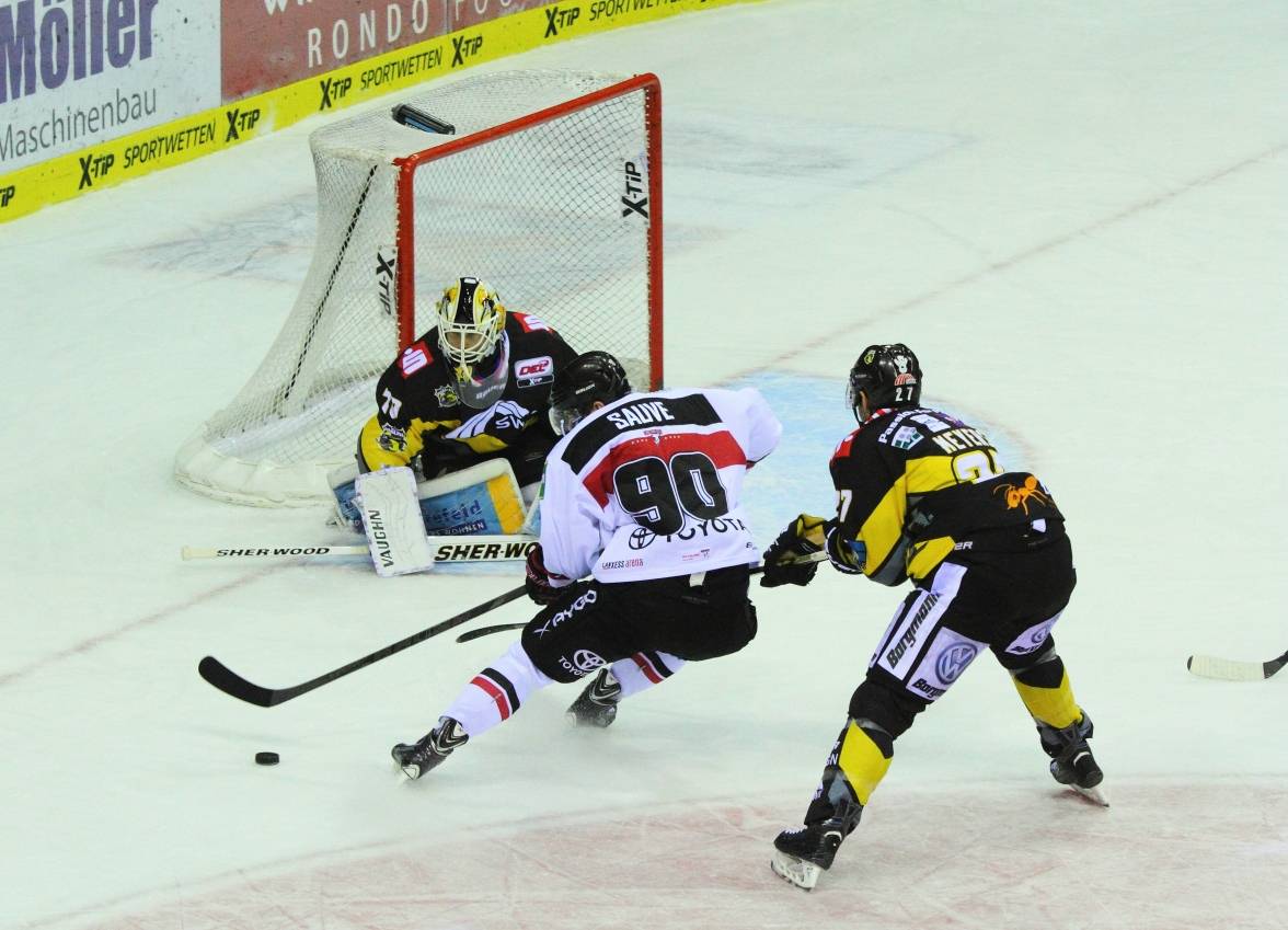 Krefeld Pinguine verlieren nach tollem Kampf mit 3:5 gegen Köln: Haie nehmen die Punkte mit in die Karnevalshochburg