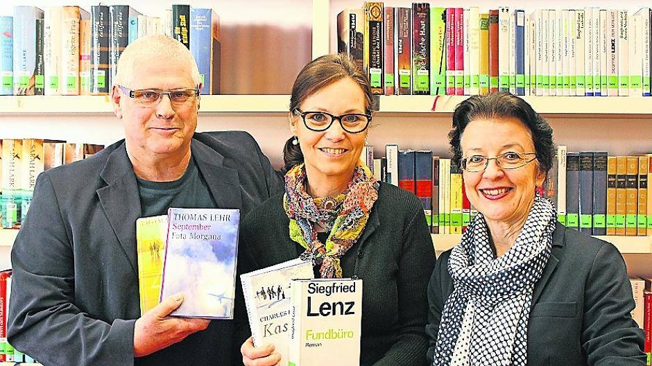 Abenteuer Lesen: In der Mediothek ermuntern (v.l.) Büchereileiter Helmut Schroers, Autorin Ina Coelen und Projektleiterin Dr. Rita Mielke die Literaturfreunde zur Beteiligung an der Aktion 100 Bücher.