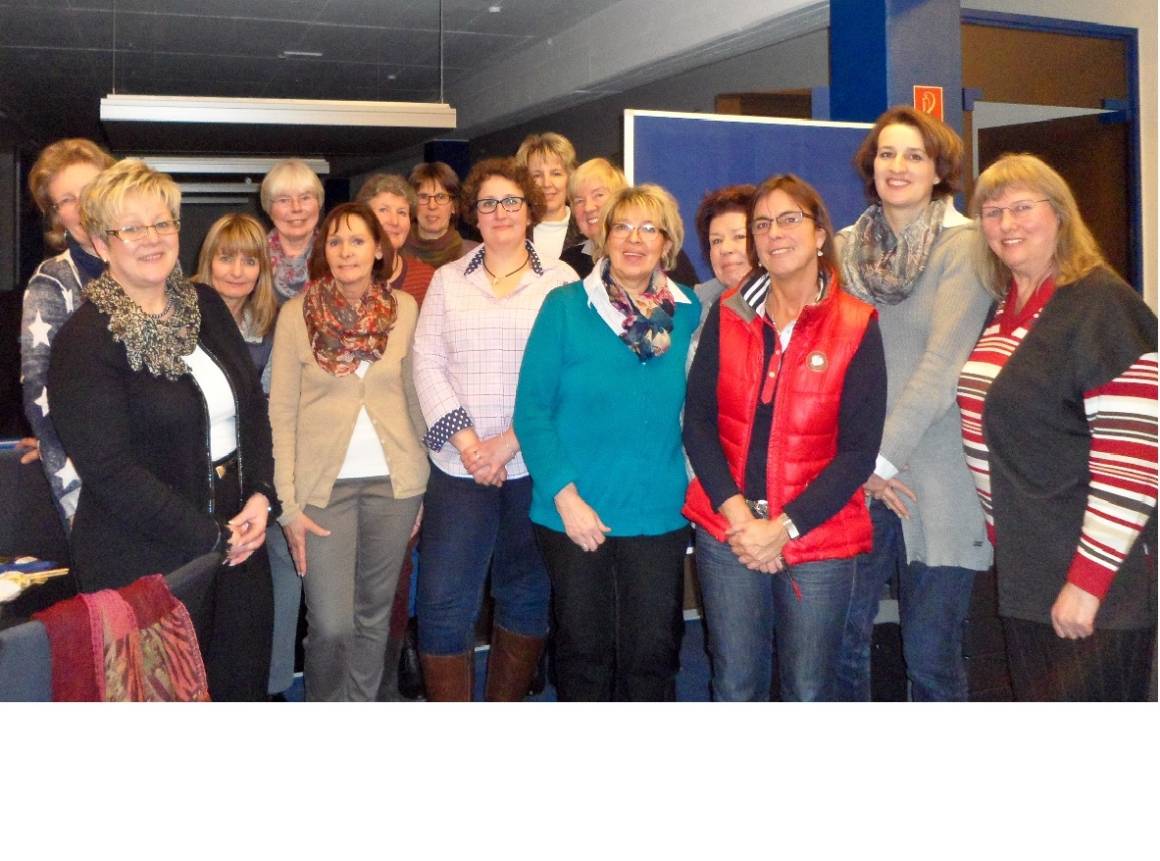 Wiebke Mügge (8.v.l.) ist die neue Vorsitzende der Unternehmerfrauen im Handwerk. Sie übernahm das Amt von Gerlinde Stevens (5.v.l.).