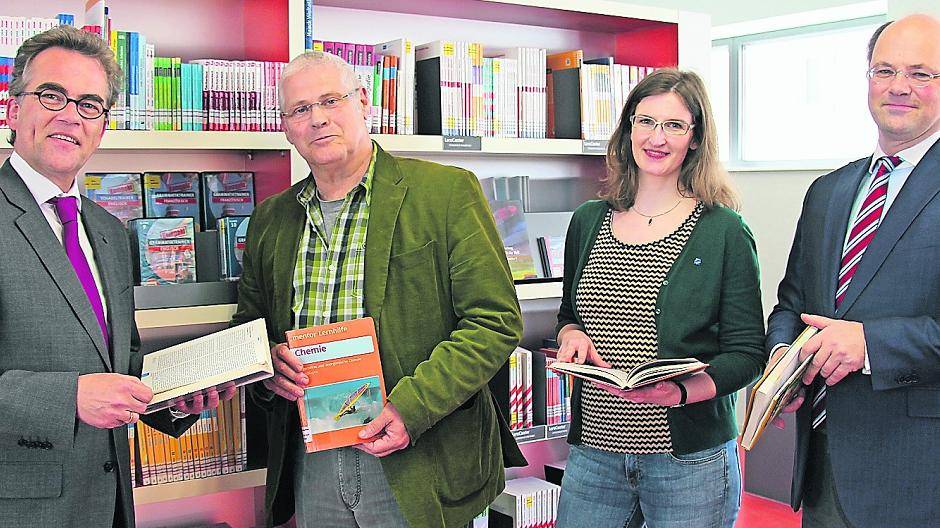 Freunde guter Bücher: (v.l.) Oberbürgermeister Gregor Kathstede, Mediotheksleiter Helmut Schroers, die stellv. Leiterin der Hochschulbibliotheken Maike Lins und Hochschulpräsident Professor Dr. Henning von Grünberg.