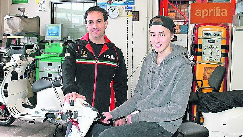 Beim Azubi-Speed-Dating hat’s „gefunkt“: Pasquale Ricci, Inhaber der Firma Motor Meccanica Ricci hat dort die Bewerbungsunterlagen von Ben Rehms (16) Schüler in der Klasse 10 der Gesamtschule Willich erhalten. Jetzt wurde ein Ausbildungsvertrag daraus.