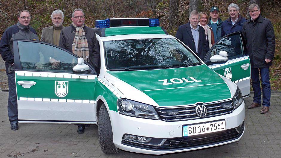 Starke Truppe: Der Krefelder Bundestagsabgeordnete Siegmund Ehrmann (r.) besuchte zusammen mit dem Kreis Viersener Abgeordneten Udo Schiefner (3.v.l.) das Hauptzollamt in Krefeld.