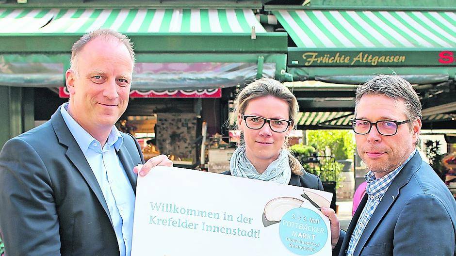  Laden die Krefelder freundlich ein, am Wochenende durch die City zu bummeln: Christoph Borgmann vom Krefelder Werbering sowie Marcus J. Stocks und Sandra Yücel von der Agentur für Organisation und Kommunikation Nimm3. 