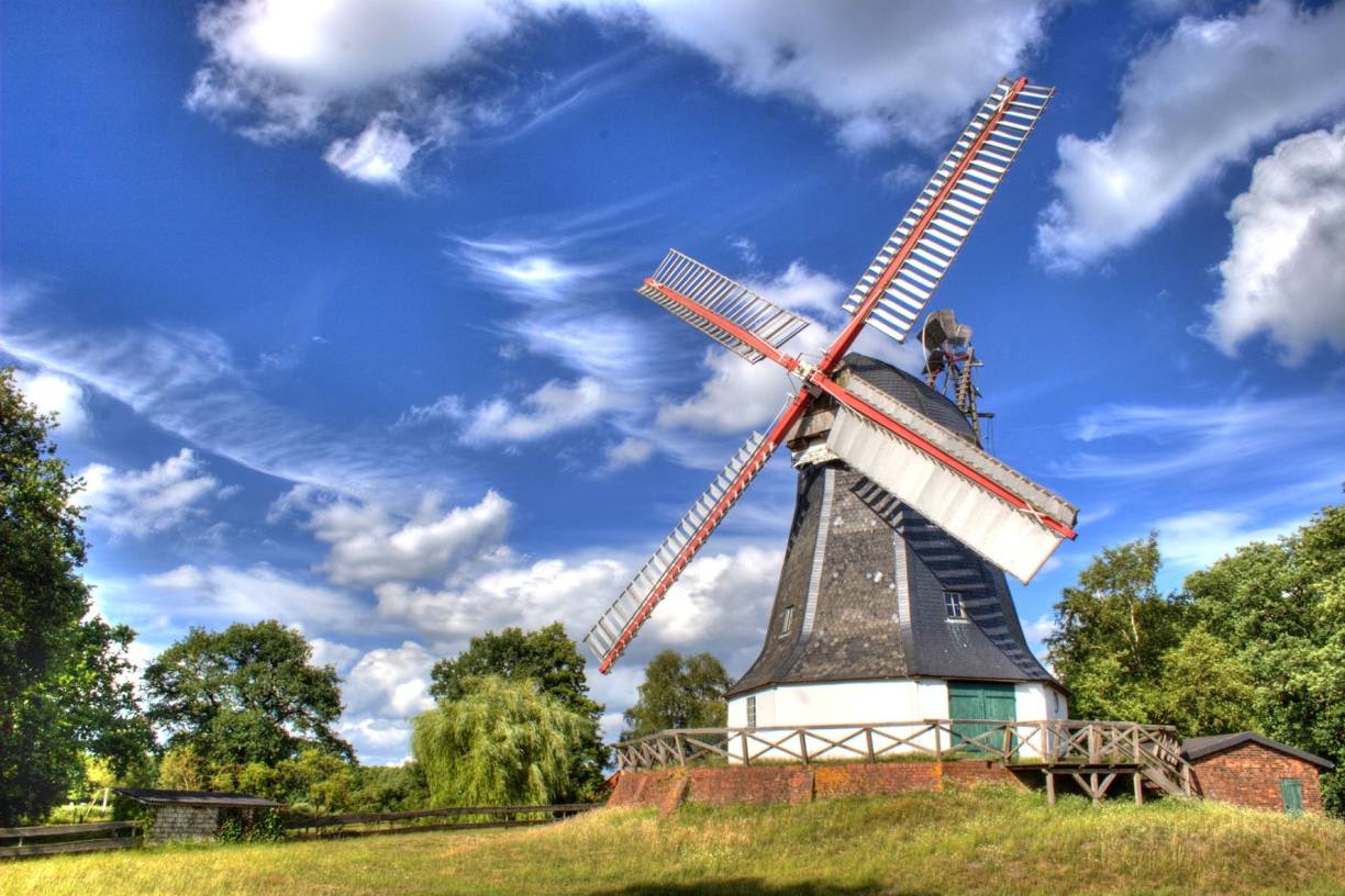 Die Worpsweder Mühle ist eines der Wahrzeichen des Teufelsmoors. Nach aufwendiger Restaurierung ist sie wieder voll funktionstüchtig und bei günstigem Wind drehen sich ihre Flügel wie in alter Zeit.