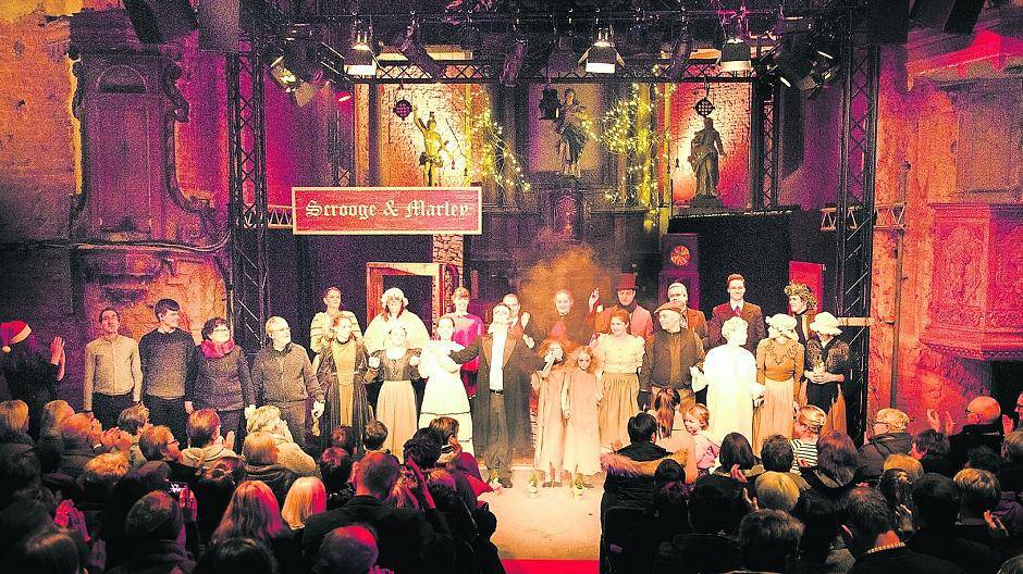  Das Ensemble des Theater unterm Dach nimmt den Beifall des Publikums entgegen. Die Weihnachtsgeschichte von Charles Dickes in der Alten Kirche wird eine sehr gute Wisst-Ihr-noch-Erinnerung werden. 