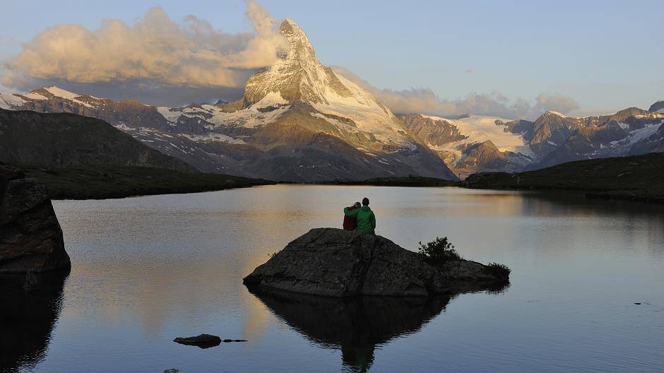 Caption: Wallis — Verliebtes Paerchen bei Sonnenaufgang am Stellisee oberhalb von...