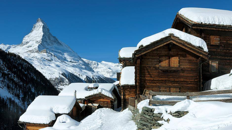 Der kleine Weiler Findeln oestlich von Zermatt ist im Winter nur über Bergbahnen oder...