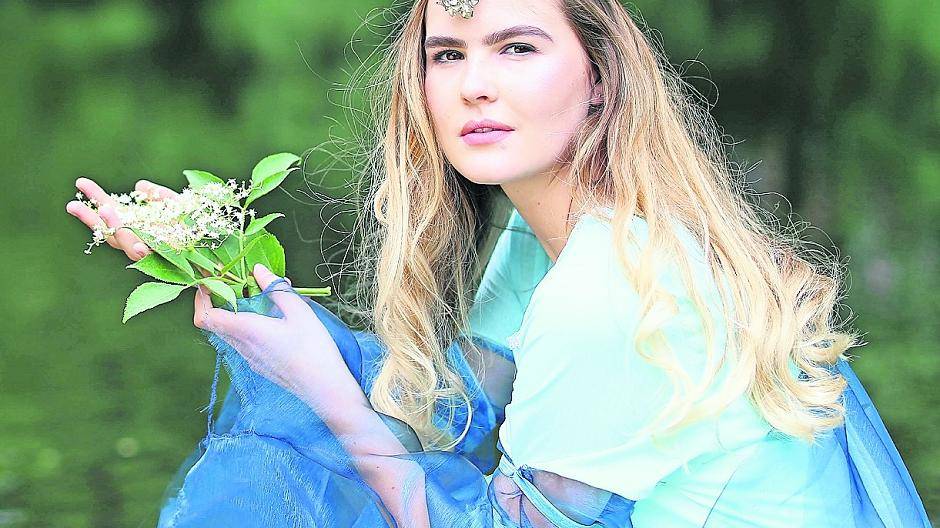  Auch um scheue, aber neugierige Schwalmfeen und ihre Rückkehr geht es. 