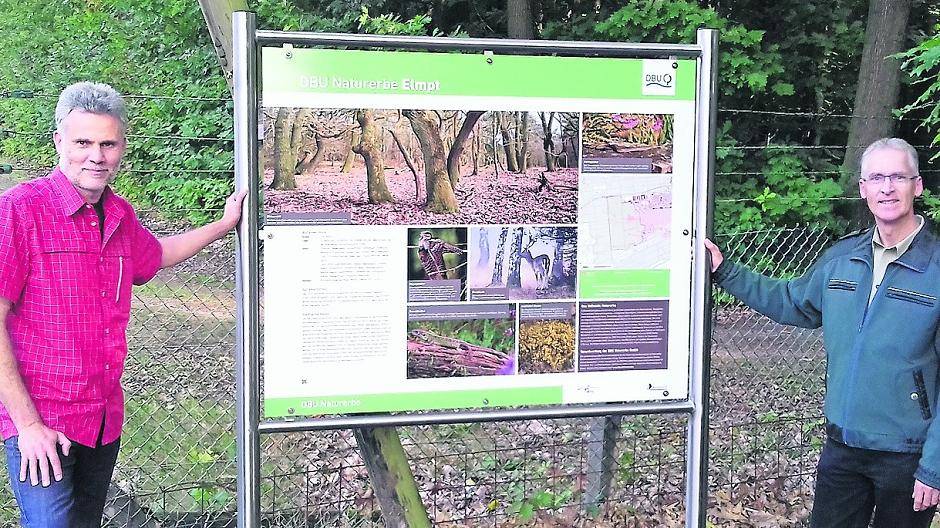 Gemeinsam stellten Revierleiter Martin Wingertszahn (r.), Bundesforstbetrieb Rhein-Weser, und Peter Kolshorn, Gebietsbetreuer der Biologischen Station Krickenbecker Seen, die Informationstafel auf.