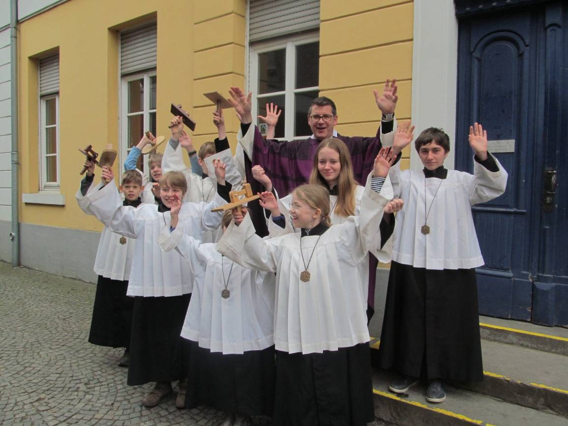  Die Tradition des Oster-Klapperns stand kurz vor dem „Aus“. Seit vier Jahren wächst die Teilnehmerzahl in Fischeln derart enorm, dass zusätzliche Klappern angefertigt wurden und mehr Klapperer denn je durch den Ort laufen. 