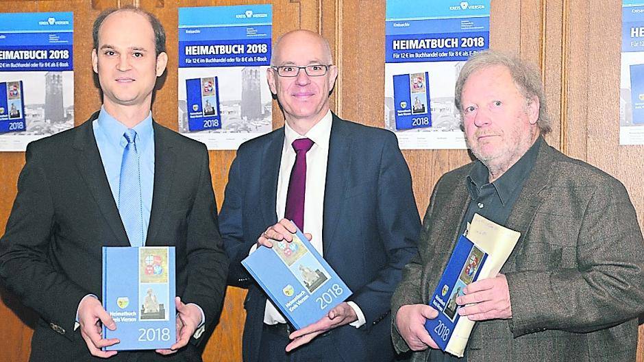  Stellen das neue Heimatbuch vor: Kreisdirektor und Kulturdezernent Ingo Schabrich (m.), Kreisarchivar Dr. Michael Habersack (l.) und Redakteur Dr. Gerhard Rehm (r.). 