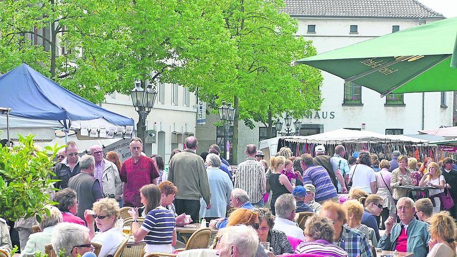  Proppenvoll: Zum Frühlingsfest lassen sich die Hülser und ihre Gäste nicht zweimal bitten. Wenn das Wetter mitspielt, entfaltet sich auf dem Marktplatz ein wunderbares Freizeitfeeling. 