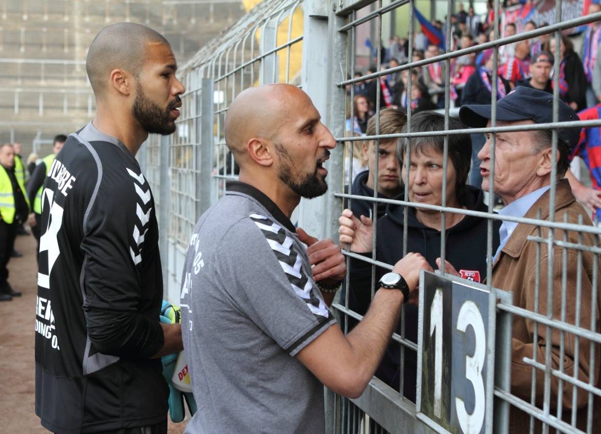 Nach der Partie hatten einige Fans Redebedarf. Trainer Salar und Torhüter Udegbe stellten sich den KFC-Anhängern.