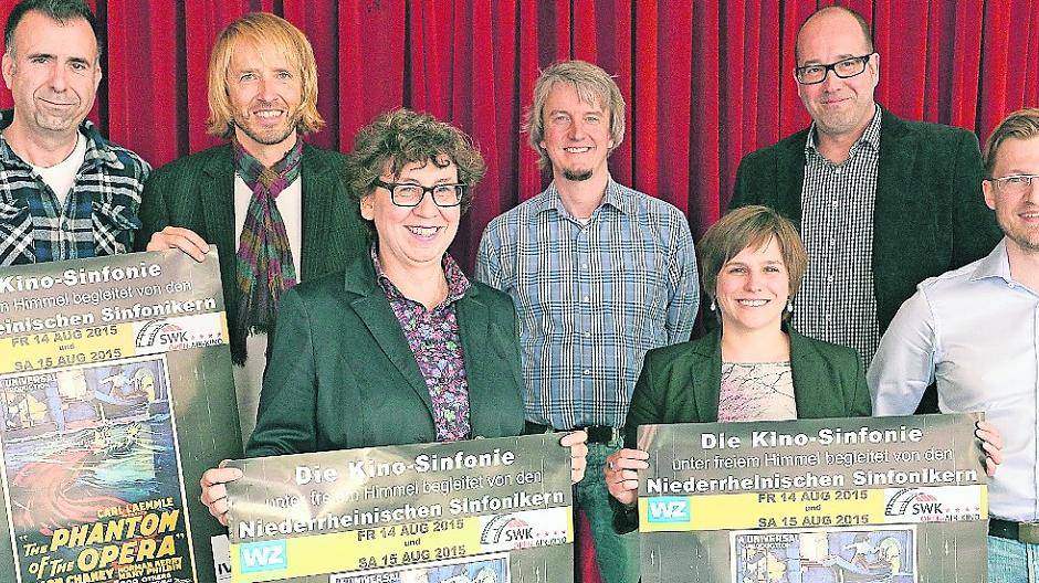 Das Team hinter dem Stummfilmprojekt: (v.l.) Rennbahngastronom Volko Herdick, Kino-Organisator Uwe Papenroth, SWK-Sprecherin Dorothee Winkmann, Marketing-Referent beim Stadttheater Christoph Elles, die Geschäftsführerin der Niederrheinischen Sinfoniker Simone Gutekunst, Gregor Ilbertz von Ilbertz Veranstaltungstechnik und Kapellmeister Andreas Fellner.