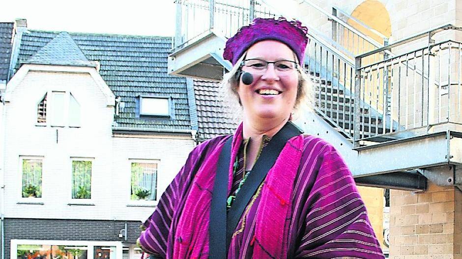  Diana Drechsler am Breyeller Lambertiturm. Dort wird sie am 3. Dezember Märchen erzählen. 