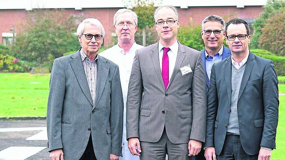 Günter Werner (Aufsichtsratvorsitzender), Dr. Enno Steinheisser (leitender Chefarzt), Jörg Schneider (Geschäftsführer), Norbert Peffer (Pflegedienstleiter und Betriebsleiter), Armin Schönfelder (Geschäftsführer/ alle von links): Die positive Entwicklung des Nettetaler Krankenhauses geht weiter.