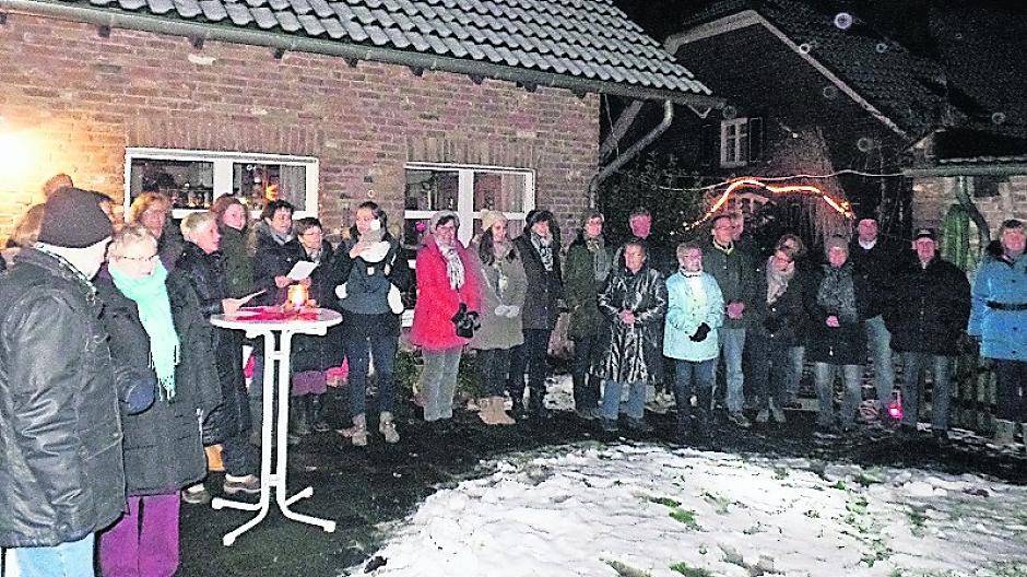 Das 50. Türchen des Omperter Adventskalenders öffnete sich bei Familie Steffes-mies. Elisabeth Steffes-mies und Nachbar Winfried Bohnen hatten die Idee zum Adventskalender.