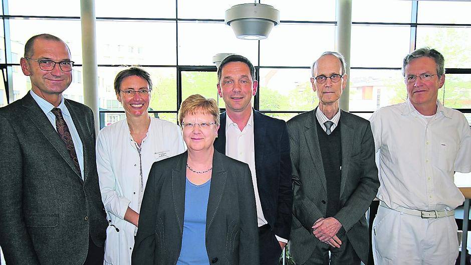 V.l.n.r.: Prof. Dr. Rudolf Leuwer, Ärztlicher Direktor Helios Klinikum Krefeld, Dr. Katrin Kösters, „Antibiotic Stewardship“ am Helios, Elizabeth Becker-Boost, Regionalkrankenhaushygienikerin, Prof. Ralf Kuhlen, Konzerngeschäftsführer Medizin der Helios Kliniken, Prof. Henning Rüden, Beratender Krankenhaushygieniker der Helios Kliniken, Dr. Christian Becker, „Antibiotic Stewardship“ am Klinikum Krefeld.