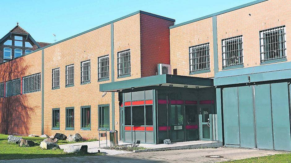  Der Eingangsbereich der forensischen Psychiatrie. Außer den Mitarbeitern müssen alle den Sicherheitsbereich an der Pforte passieren. 