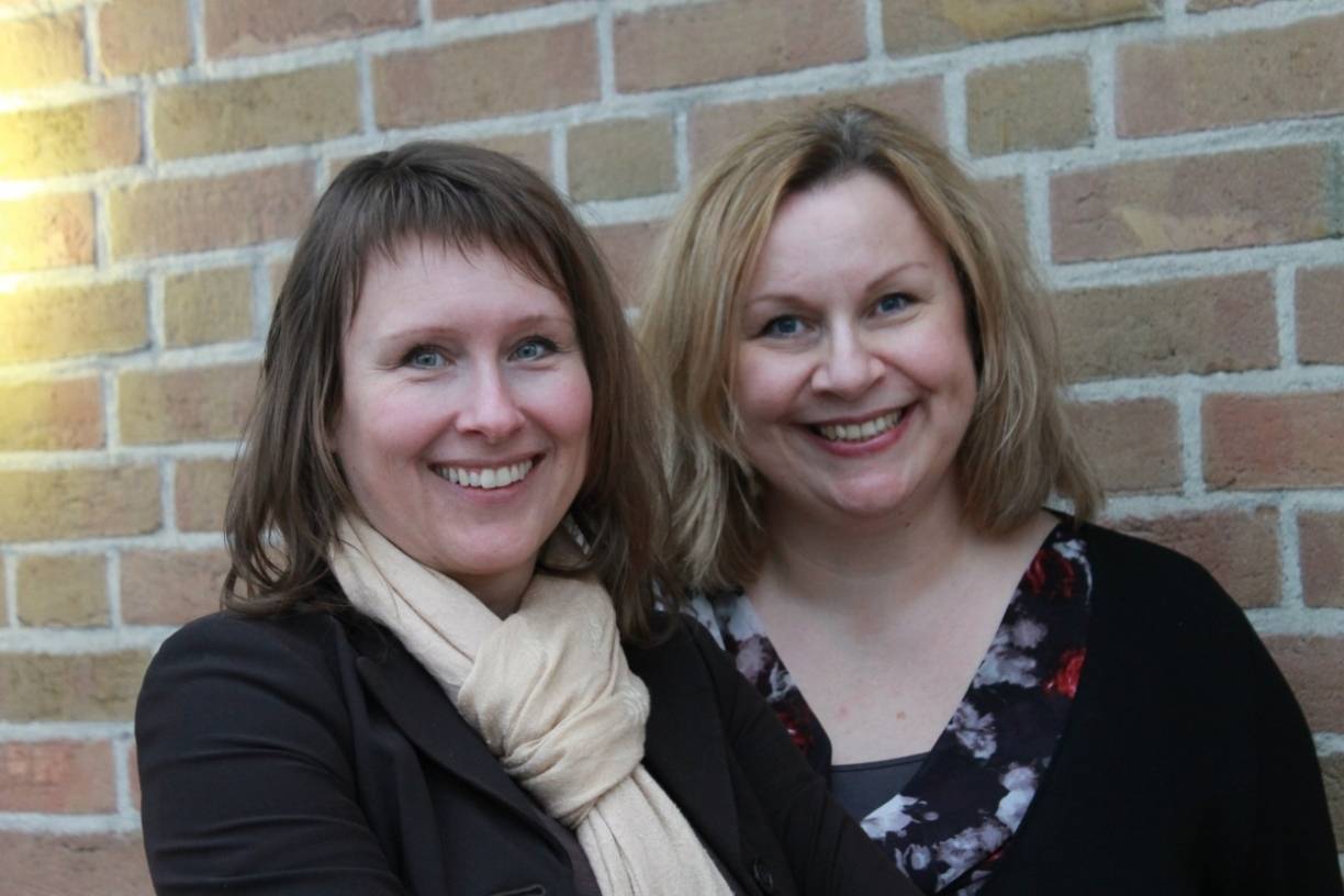  Britta Bäcker (links), Beauftrage für Chancengleichheit am Arbeitsmarkt der Agentur für Arbeit Krefeld und Claudia Brüker, Beauftragte für Chancengleichheit am Arbeitsmarkt des Jobcenters Krefeld, freuen sich auf viele interessierte „Frauen auf Erfolgskurs“. 