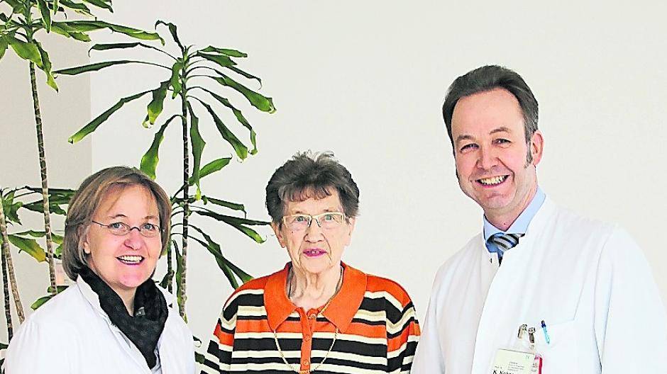  Fachärztin Dr. Ulrike Schmitz und Chefarzt Prof. Dr. Knut Kröger mit einer Patientin. 