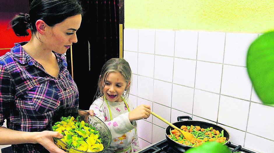 Melin Kiran zeigt beim Kinderkochclub, wie lecker Gemüse sein kann.