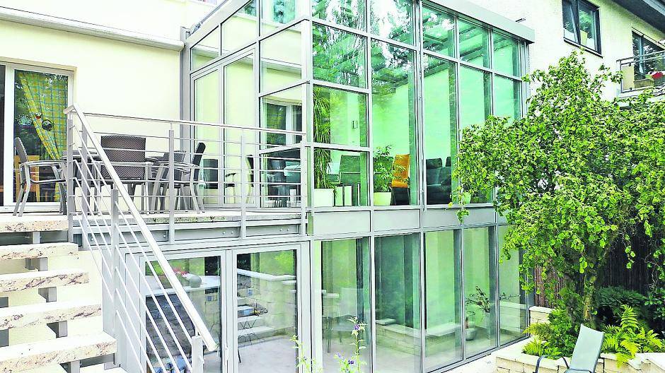  Geborgen und geschützt und der Natur ganz nah - das lässt sich mit einem Wintergarten realisieren. 