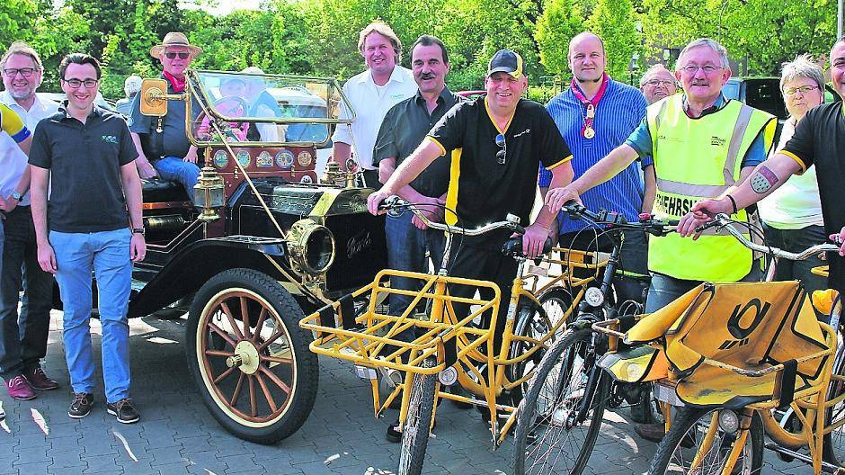 Vorfreunde: Beim City-Radrennen am kommenden Samstag machen Spitzensportler wie der gebürtige Hülser Lars Becker (l.) mit, aber auch Firmenmannschaften wie die Hülser und Inrather Postboten (r.). Egal in welcher Leistungsklasse die Radfahrer starten: die Erstplatzierten lädt Wilfried Roth zu einer Ehrenrunde in seinem Oldtimer ein.