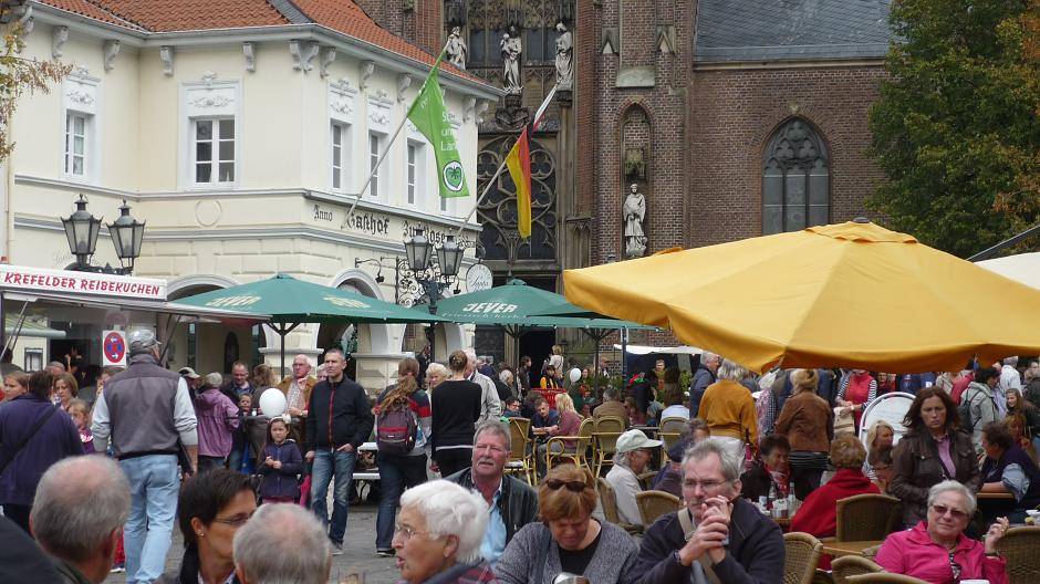  Frühlingsfest in Hüls: Sonne genießen, flanieren und gemütlich klönen. Archiv- 