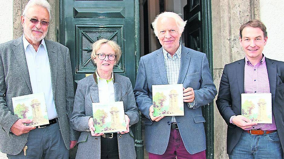 Autor Gunnar Schirrmacher (v.l.) Anne Bieler, Vorsitzende des Kulturausschusses, Dr. Albert Pauly, Vorsitzender des Vereins für Heimatpflege Viersen und Lehrer Sebastian Trienekens freuen sich über das neue Buch über den Bismarckturm.