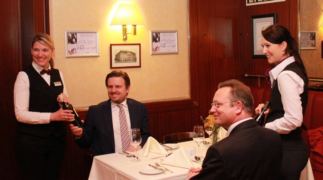  Ingo Zielonkowsky, Chef der Arbeitsagentur, links, und Henning Michel, Direktor des Mercure Parkhotel Krefelder Hof, werden von „Perspektivwechslerin“ Sarah-Hall-Waldhauser (ganz links) und der ausgelernten Hotelfachfrau Victoria Jakobi im Restaurant bedient. 