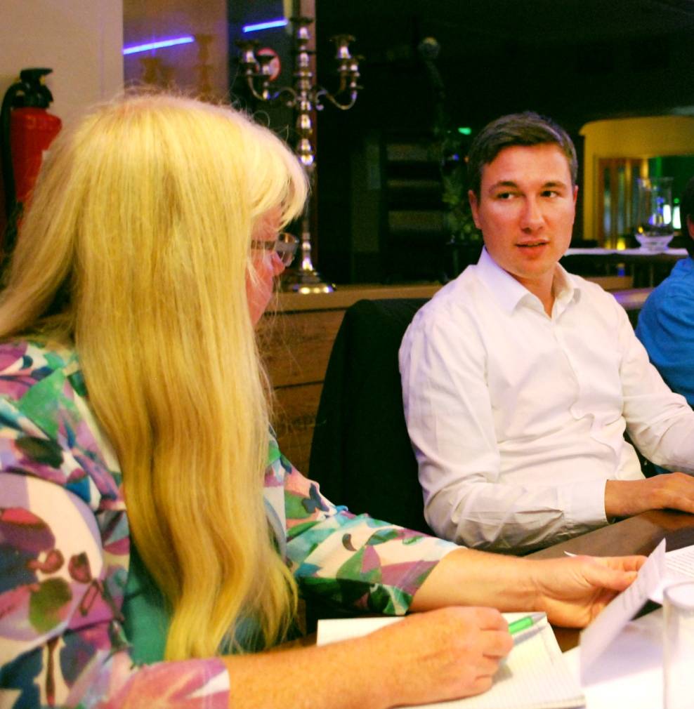  Stephan Kühn, verkehrspolitischer Sprecher der Bundestagsfraktion der Grünen, im Gespräch mit Extra-Tipp-Reporterin Heike Ahlen. 