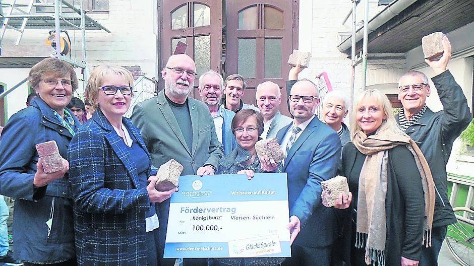 Manfred Nothnagel (3.v.l.) überreicht den Mitgliedern des Vereins Königsburg den Scheck (5.v.r. Martin Breidenbach).