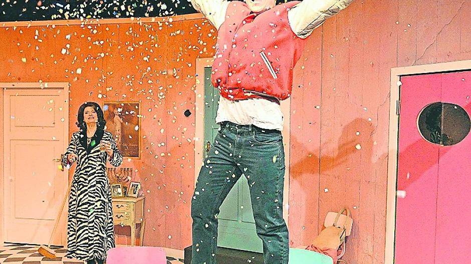  Aktion auf der Bühne: Nachwuchssänger James Park gibt den jugendlichen Liebhaber einer älteren Dame mit flapsiger Frische. 