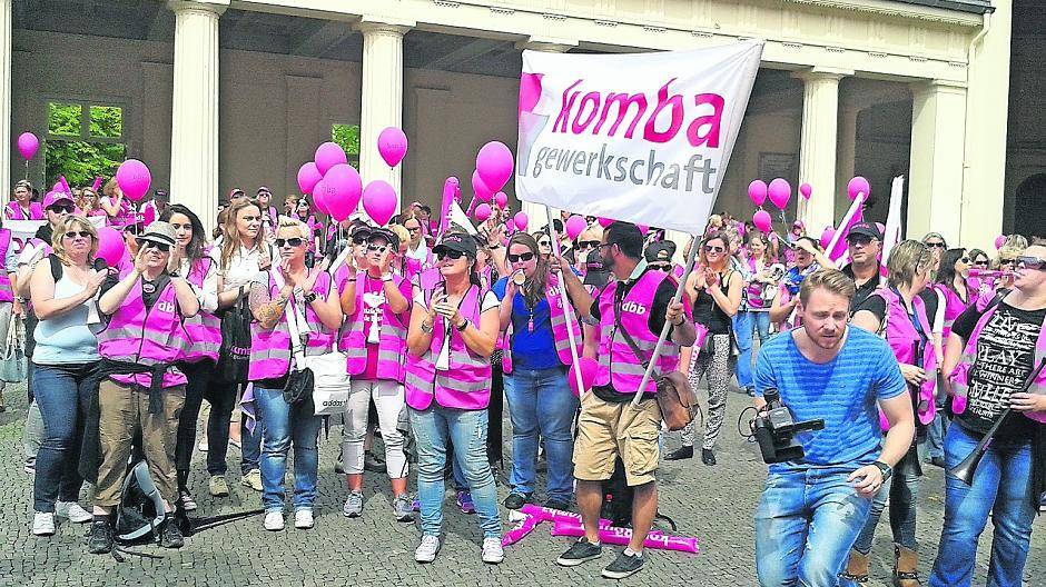  Erzieherinnen demonstrieren für besseren Lohn, am Freitag auch in Krefeld. Fotos (2): Komba 
