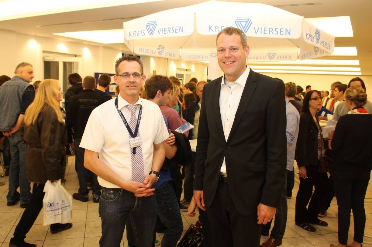 Dr. Andreas Coenen (r.) und Ausbildungsleiter Volkmar Hörning freuen sich auf viele Besucher am 5. Mai im Kreishaus.