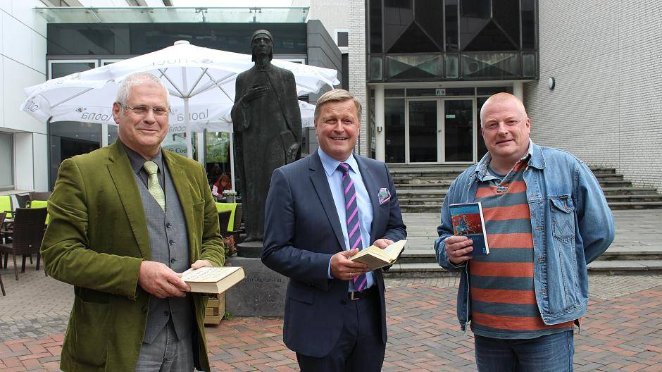 Die ehrwürdige Dante-Statue im Rücken: Mediotheks-Direktor Helmut Schroers (l.) und Theaterintendant Michael Grosse (r.) veranstalten gemeinsam in ihren beiden Häusern den Lese-Marathon zu Dantes 750. Geburtstag. Markus Prehn (Mitte) vertritt die Krefelder Bürgerstiftung, die die Finanzierung des Abends übernommen hat.