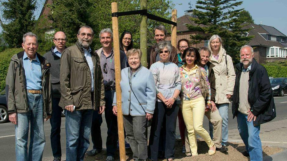 Baum gepflanzt: Peter Gerlit (3. v. l.) Vorsitzender des Bürgervereins Kliedbruch, stellt mit Mitarbeitern des Grünflächenamtes sowie Anwohnern die neuen Bäume an der Moerser Straße vor.