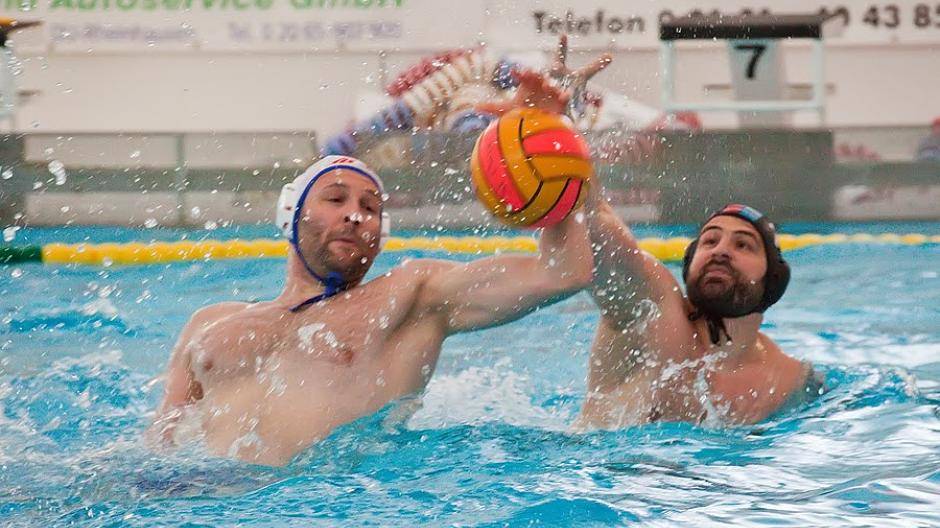  Im Lokalderby zwischen dem SV Bayer 08 und der SVK 72 setzte sich das Werksteam nach Fünf-Meter-Werfen durch. 