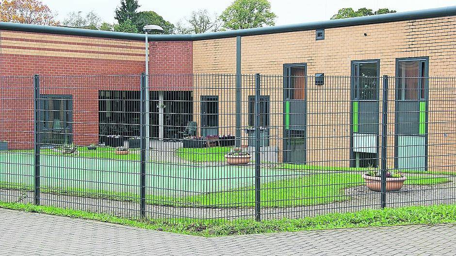 Eines der Stationsgebäude der forensischen Psychiatrie. Hier befinden sich Patientenzimmer, Therapie- und Gemeinschaftsräume.