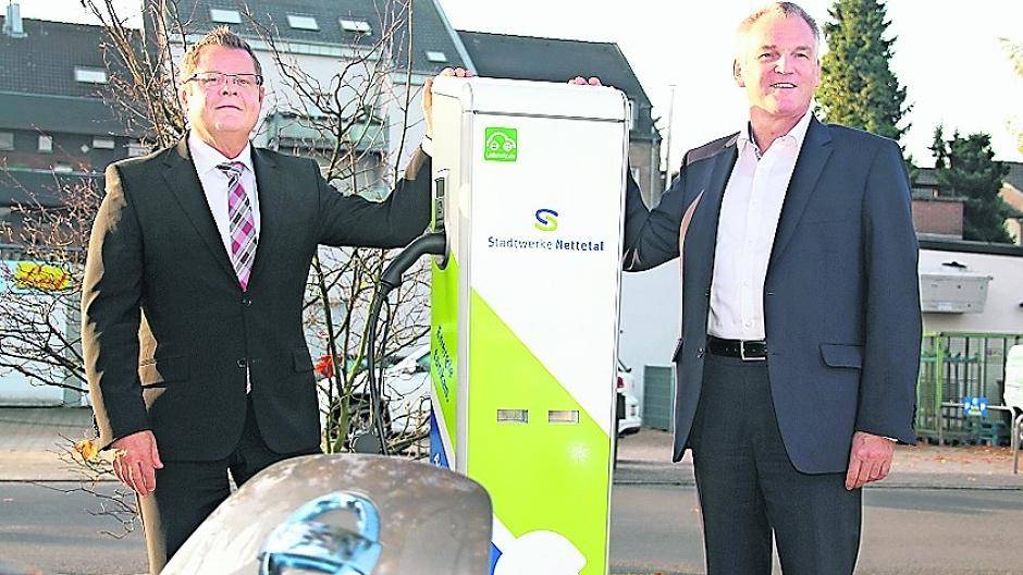  Harald Rothen, Prokurist bei den Stadtwerken Nettetal (links), und Stadtwerke-Geschäftsführer Norbert Dieling präsentieren die neue Ladestation am Doerkesplatz. 